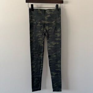 EUC SPANX LOOK AT ME NOW LEGGINGS GREEN CAMO SIZE MEDIUM